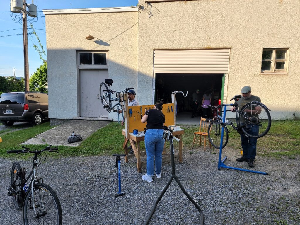 Atelier de réparation devant le garage de Vélo Cité